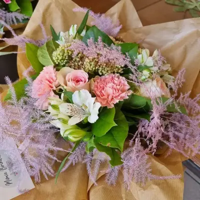 Bouquet de fleurs dans les tons rose et mauve