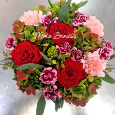 Bouquet de fleurs dans les tons rose et rouge