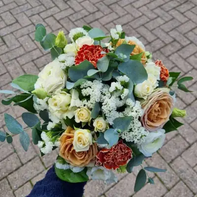 Bouquet de fleurs dans les tons orange