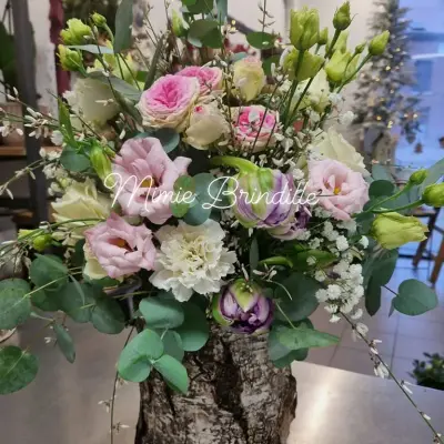 composition florale sur une buche d'arbre