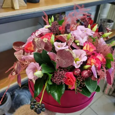 composition florale ronde dans les tons rouge