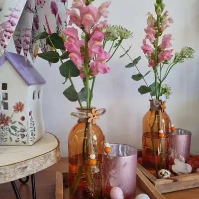 composition florale dans un vase pour pâques